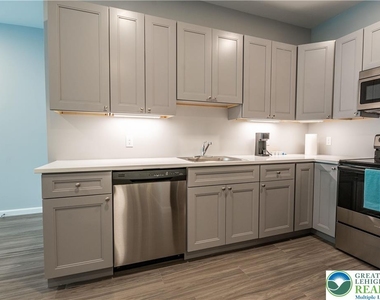 948 N Front Street - Photo Thumbnail 6