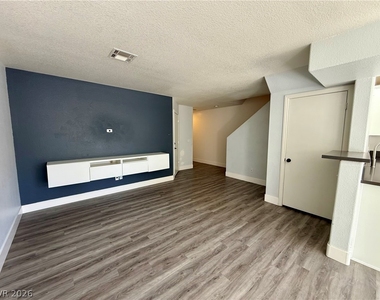 3305 Cheyenne Gardens Way - Photo Thumbnail 6