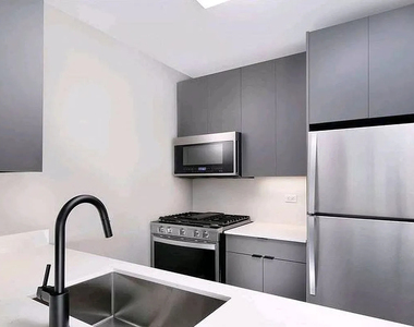 250 West 50th Street - Photo Thumbnail 2