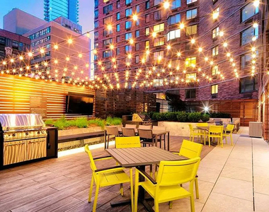 250 West 50th Street - Photo Thumbnail 7