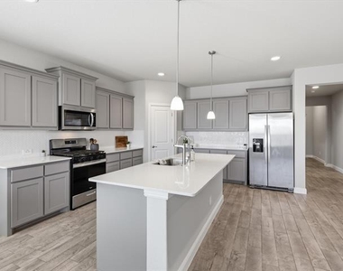 16032 Farringdon Way - Photo Thumbnail 8