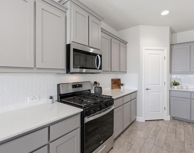 16032 Farringdon Way - Photo Thumbnail 6