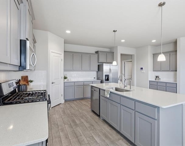 16032 Farringdon Way - Photo Thumbnail 7