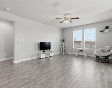 16032 Farringdon Way - Photo Thumbnail 11