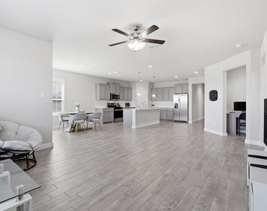 16032 Farringdon Way - Photo Thumbnail 12