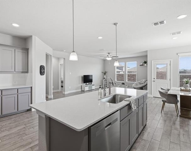 16032 Farringdon Way - Photo Thumbnail 4