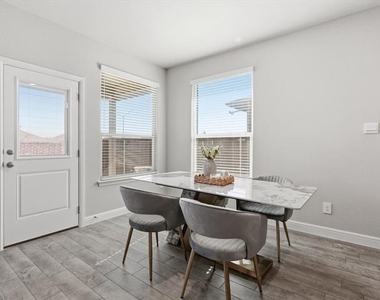 16032 Farringdon Way - Photo Thumbnail 9