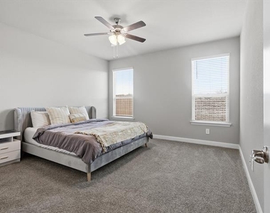 16032 Farringdon Way - Photo Thumbnail 14