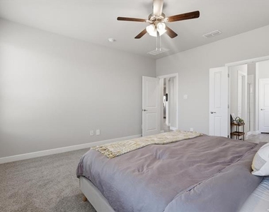 16032 Farringdon Way - Photo Thumbnail 15