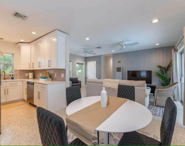 176 Se 27th Place - Photo Thumbnail 5