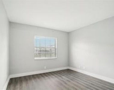 3244 Nw 84th Avenue - Photo Thumbnail 6