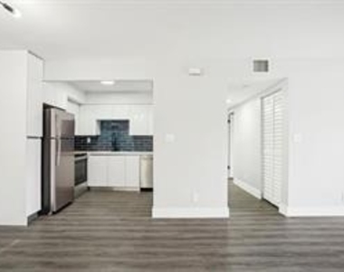 3244 Nw 84th Avenue - Photo Thumbnail 3