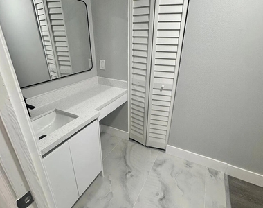 3244 Nw 84th Avenue - Photo Thumbnail 9