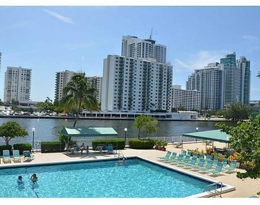 1000 Parkview Drive - Photo Thumbnail 12