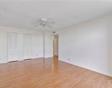 1000 Parkview Drive - Photo Thumbnail 2