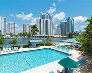 1000 Parkview Drive - Photo Thumbnail 11