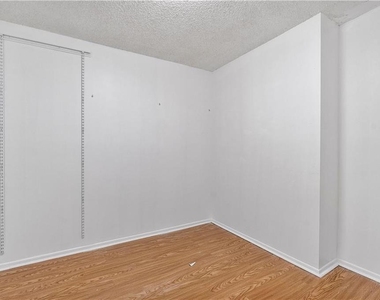 1000 Parkview Drive - Photo Thumbnail 3