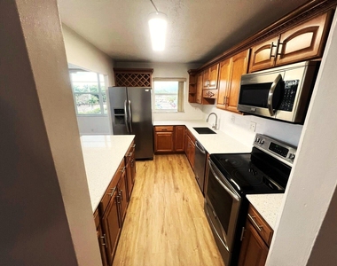 2741 Taft Street - Photo Thumbnail 2