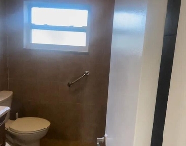 9402 Nw 81st Court - Photo Thumbnail 8