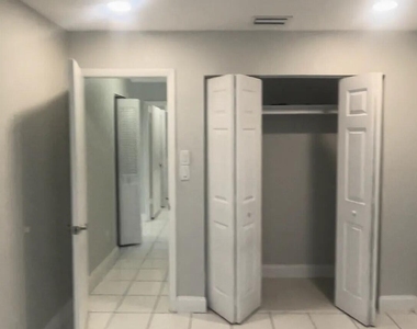9402 Nw 81st Court - Photo Thumbnail 5