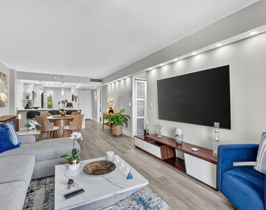 20 Royal Palm Way - Photo Thumbnail 11