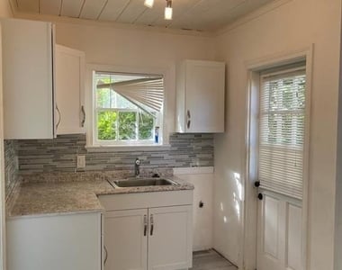 104 Ne 4th Avenue - Photo Thumbnail 1