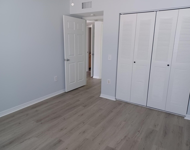 215 Villa Circle - Photo Thumbnail 14