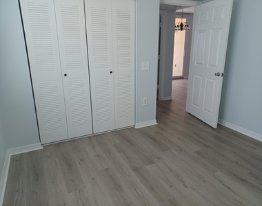 215 Villa Circle - Photo Thumbnail 18