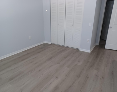 215 Villa Circle - Photo Thumbnail 12