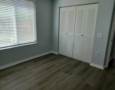 215 Villa Circle - Photo Thumbnail 16