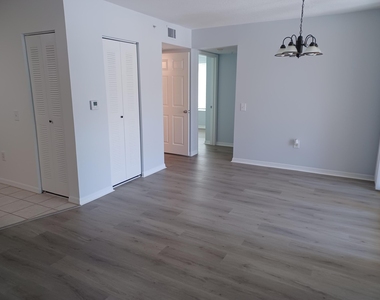 215 Villa Circle - Photo Thumbnail 6