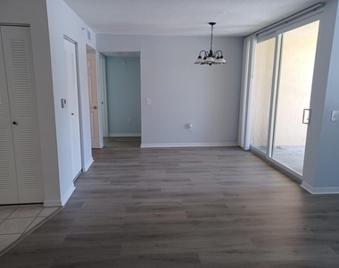 215 Villa Circle - Photo Thumbnail 7