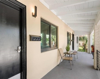 801 Ne 19th Avenue - Photo Thumbnail 2