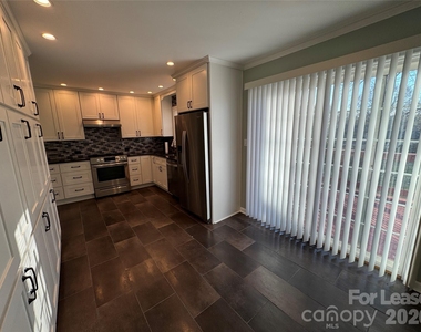 2359 Maplewood Drive - Photo Thumbnail 7