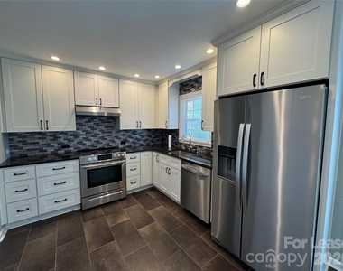 2359 Maplewood Drive - Photo Thumbnail 4