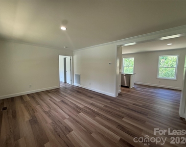204 Oscelake Way - Photo Thumbnail 9