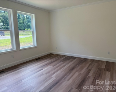 204 Oscelake Way - Photo Thumbnail 25