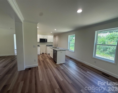 204 Oscelake Way - Photo Thumbnail 12
