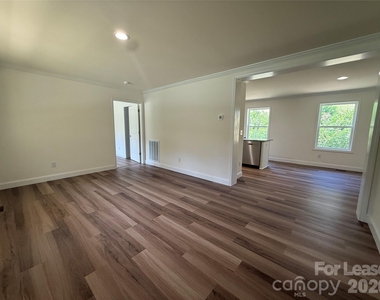 204 Oscelake Way - Photo Thumbnail 10