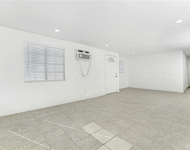 400 W 109th Street W - Photo Thumbnail 3