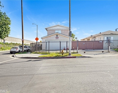 400 W 109th Street W - Photo Thumbnail 1