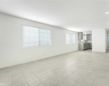 400 W 109th Street W - Photo Thumbnail 2