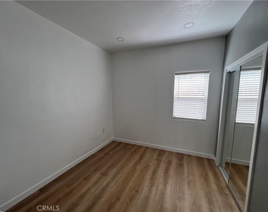 1561 W 38th Place - Photo Thumbnail 3
