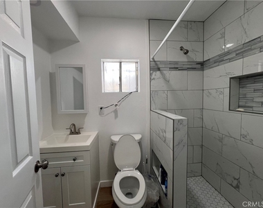 1561 W 38th Place - Photo Thumbnail 5