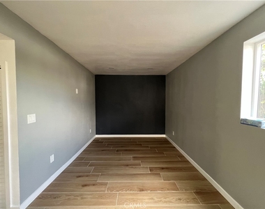 1561 W 38th Place - Photo Thumbnail 1