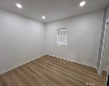 1561 W 38th Place - Photo Thumbnail 2