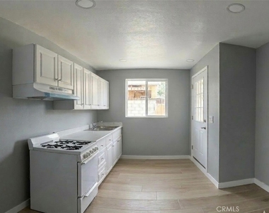 1561 W 38th Place - Photo Thumbnail 4