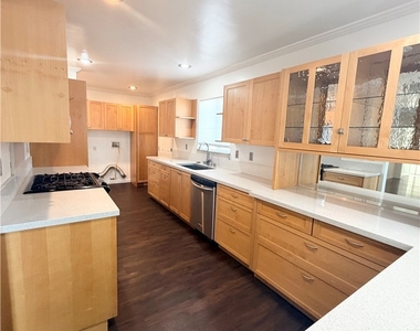 896 Altura Way - Photo Thumbnail 8