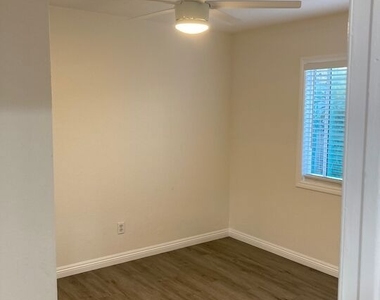 15134 Poplar Avenue - Photo Thumbnail 4