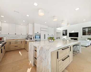 25302 Malibu Road - Photo Thumbnail 6